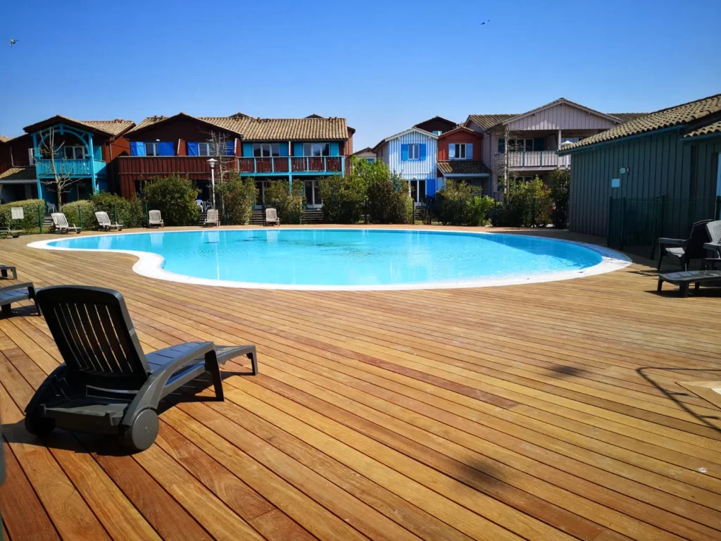 Terrasse de piscine aménagée