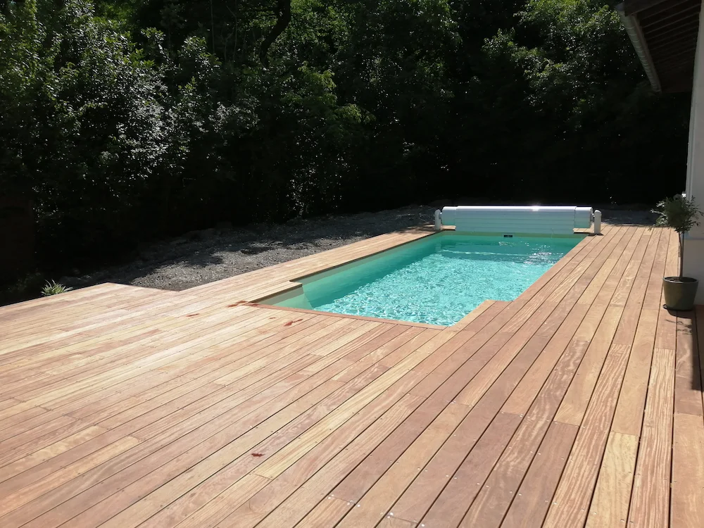 Aménagement d'une terrasse extérieure avec piscine