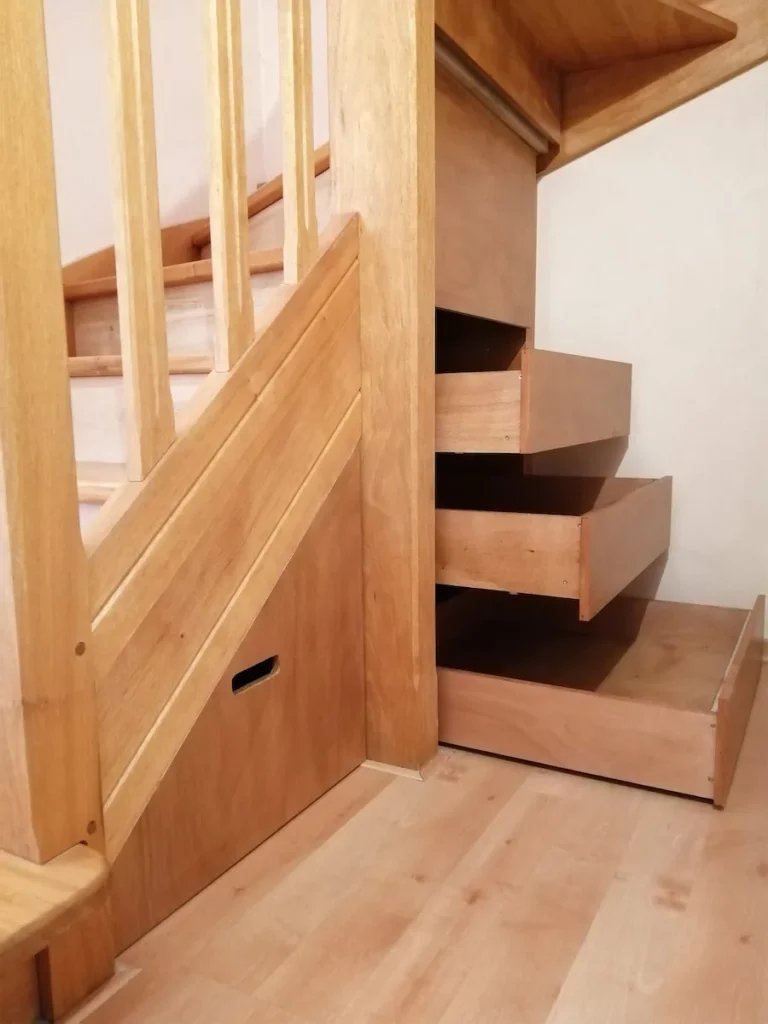 Aménagement sous un escalier