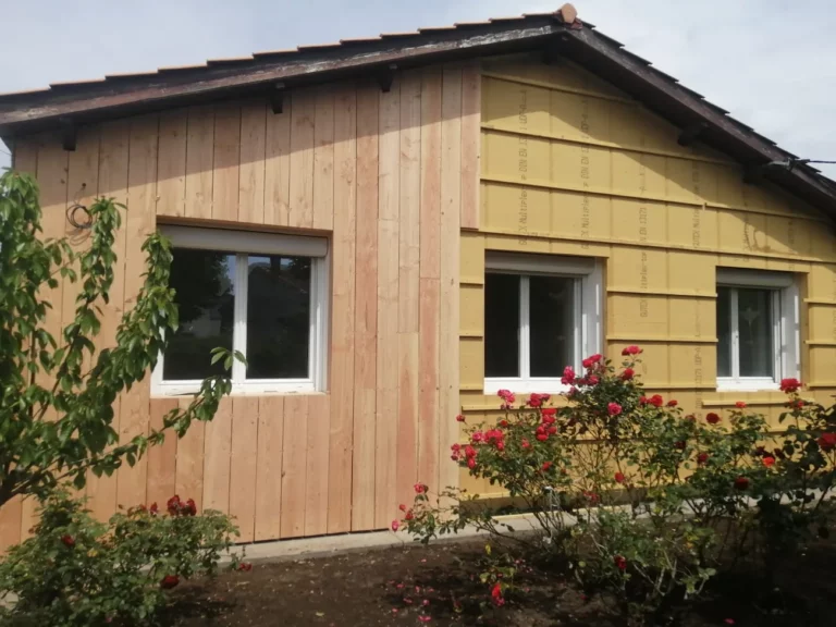 Isolation extérieure d'une maison avec façade en bois
