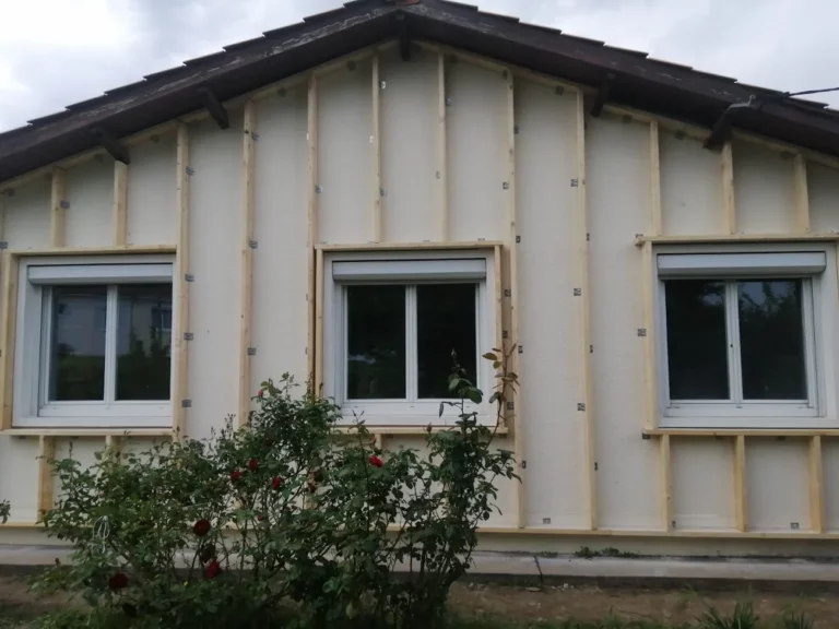 Isolation extérieure d'une maison avec façade en bois