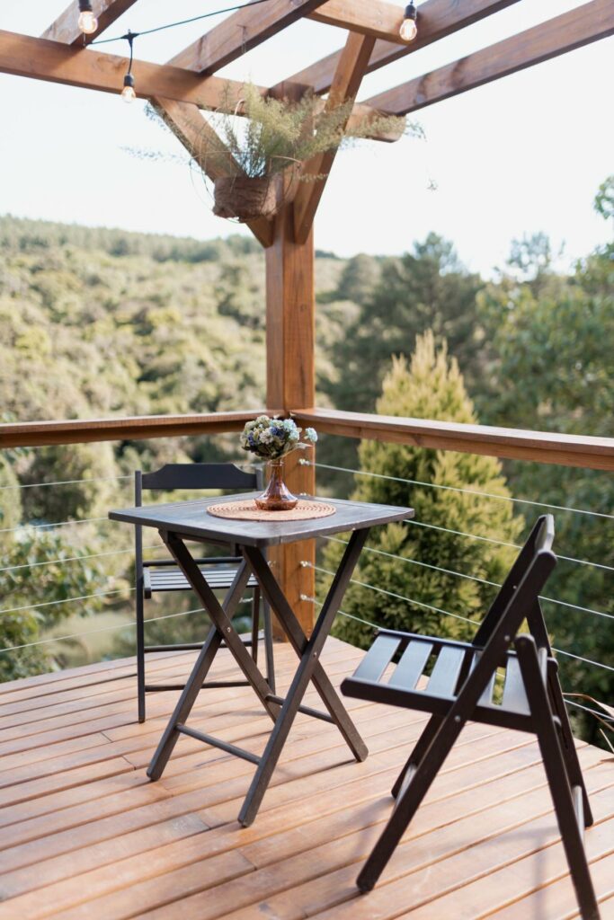 Terrasse avec table pour déjeuner