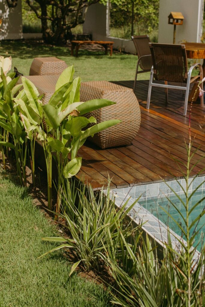 terrasse autour d'une piscine
